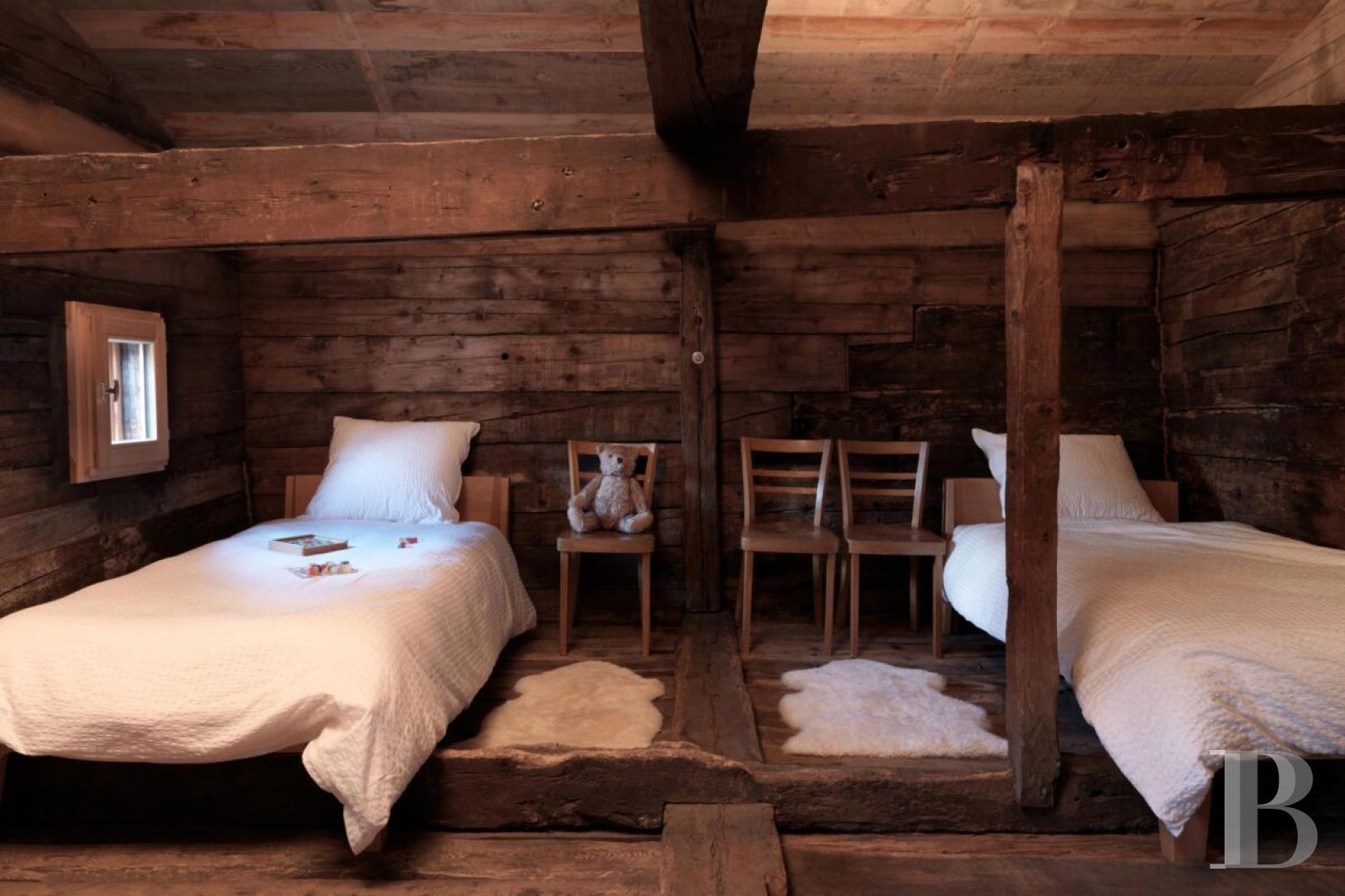 Dans le Valais, au cœur des Alpes suisses,  un chalet traditionnel subtilement rénové - photo  n°7
