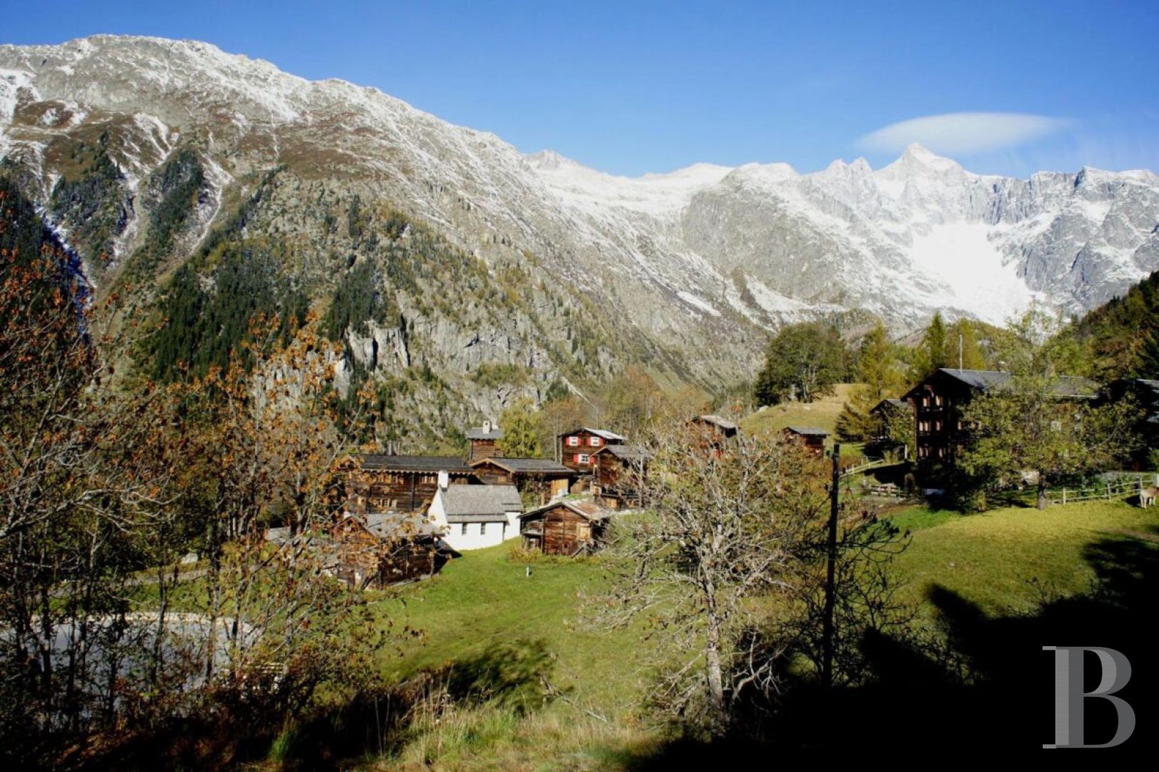 Dans le Valais, au cœur des Alpes suisses,  un chalet traditionnel subtilement rénové - photo  n°9