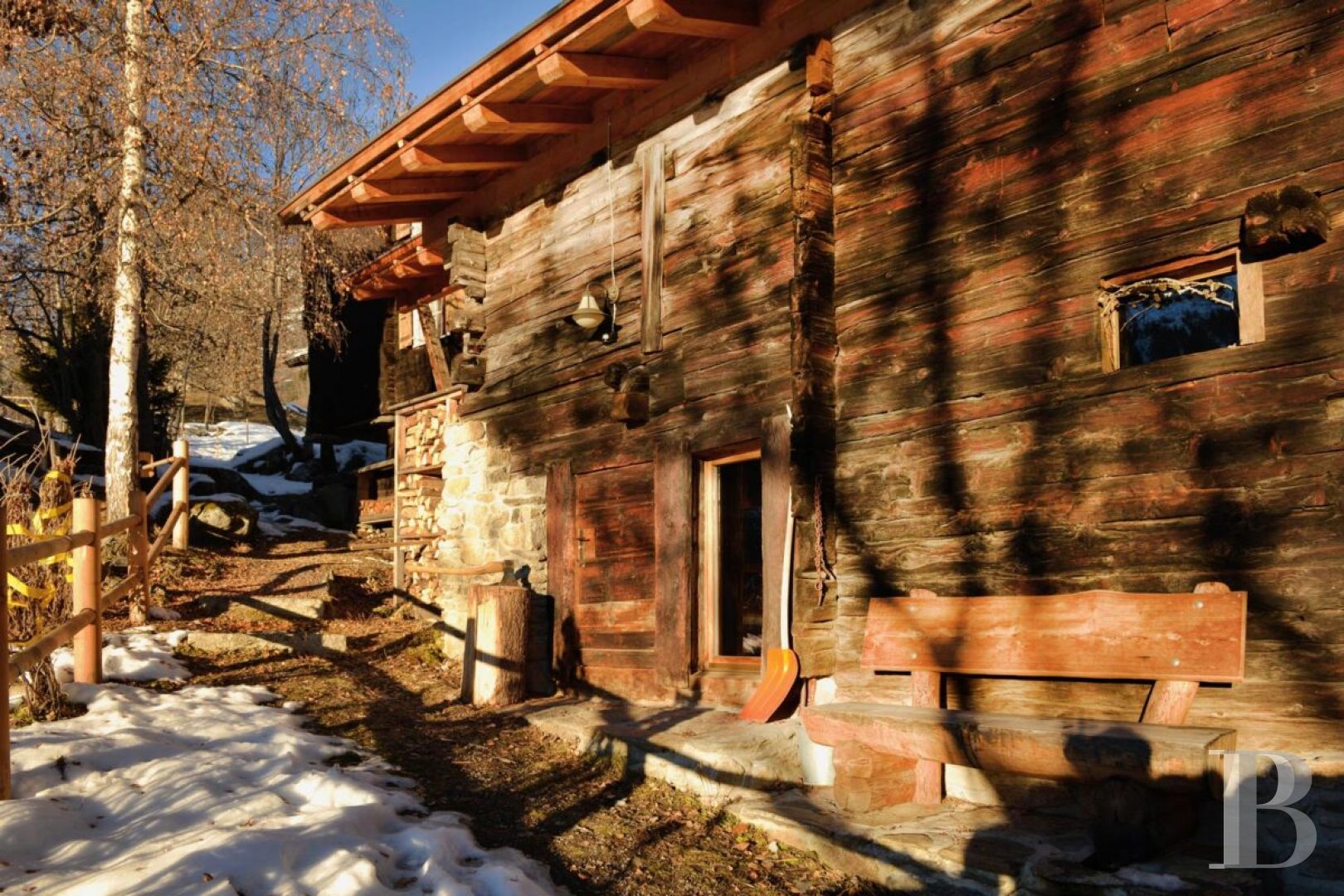 Dans le Valais, au cœur des Alpes suisses,  un chalet traditionnel subtilement rénové - photo  n°4