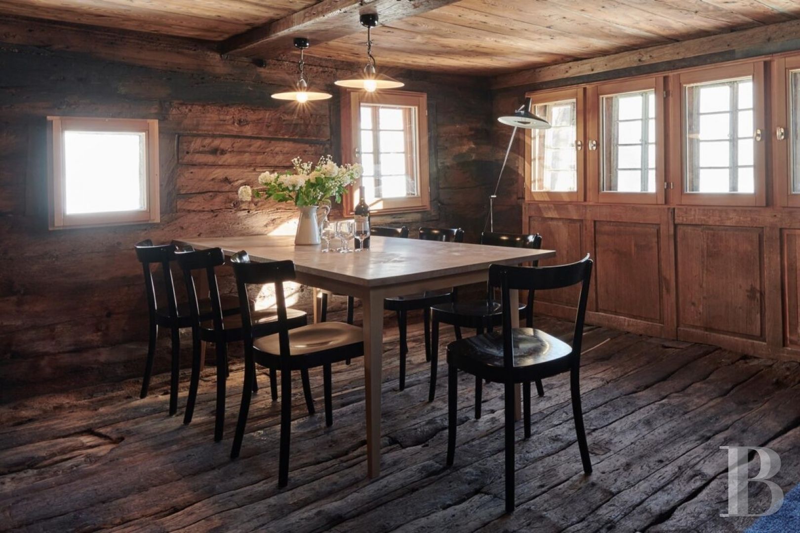 Dans le Valais, au cœur des Alpes suisses,  un chalet traditionnel subtilement rénové - photo  n°3