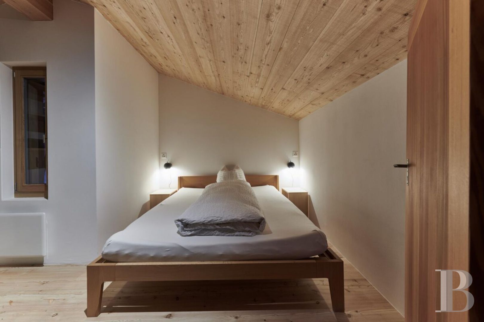 Dans le Valais, au cœur des Alpes suisses,  un chalet traditionnel subtilement rénové - photo  n°8