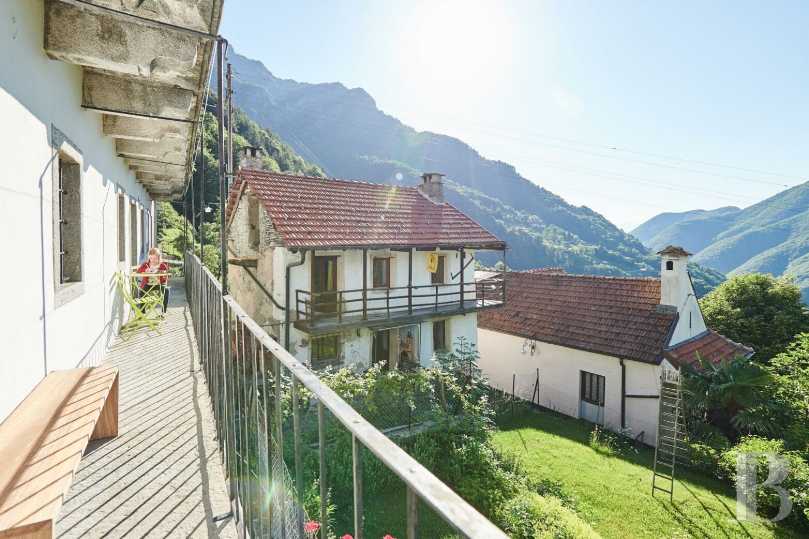 Dans le Tessin, non loin du lac Majeur,  une grande maison de village surplombant une vallée sauvage - photo  n°3