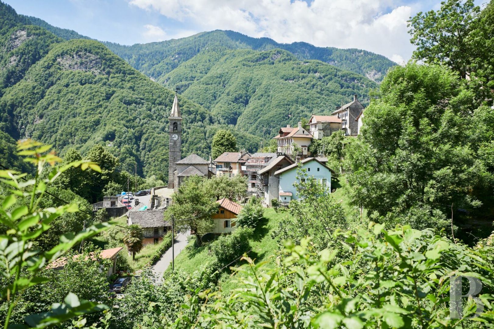 Dans le Tessin, non loin du lac Majeur,  une grande maison de village surplombant une vallée sauvage - photo  n°2