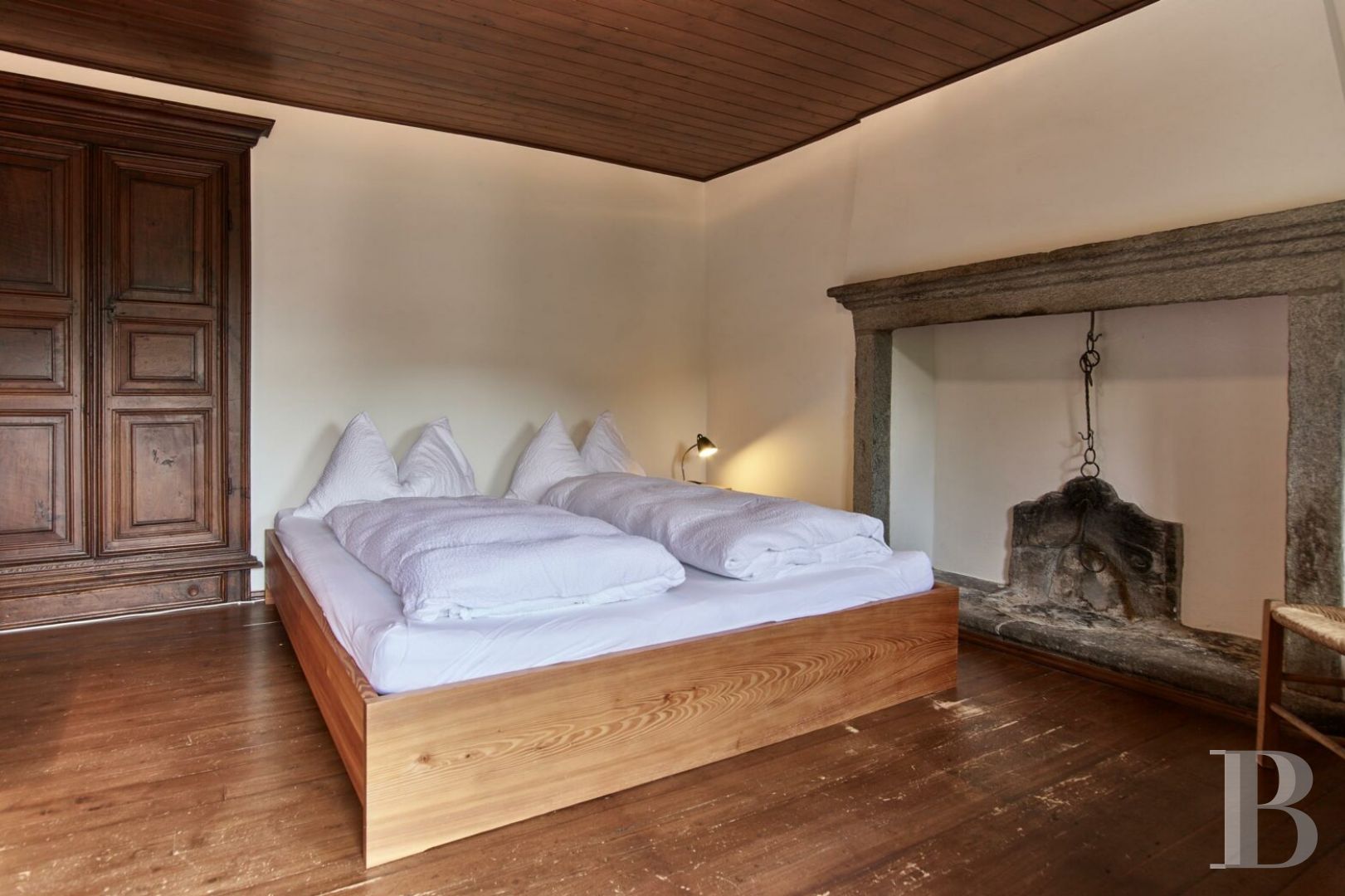 Dans le Tessin, non loin du lac Majeur,  une grande maison de village surplombant une vallée sauvage - photo  n°8