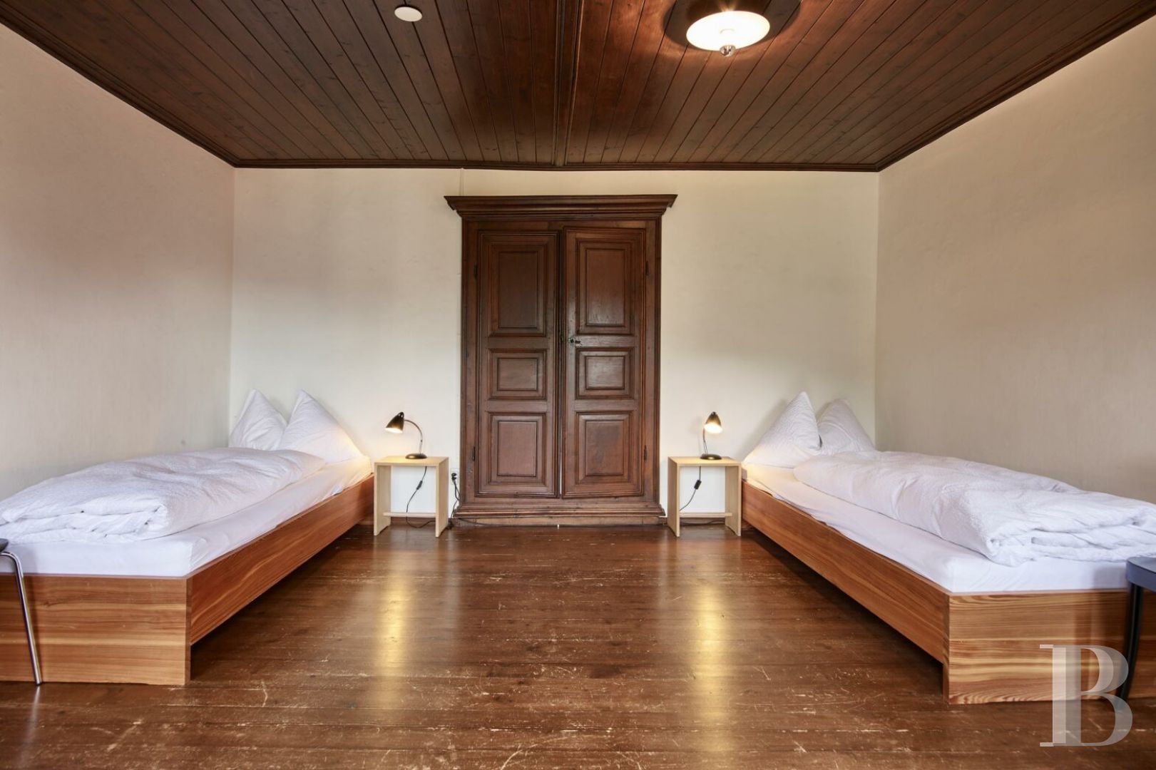 Dans le Tessin, non loin du lac Majeur,  une grande maison de village surplombant une vallée sauvage - photo  n°9