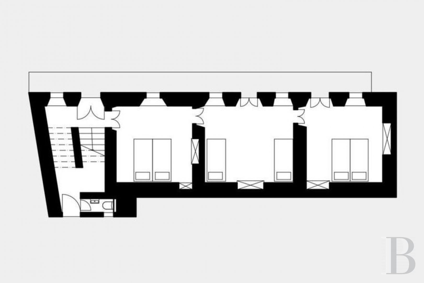 Dans le Tessin, non loin du lac Majeur,  une grande maison de village surplombant une vallée sauvage - photo  n°11
