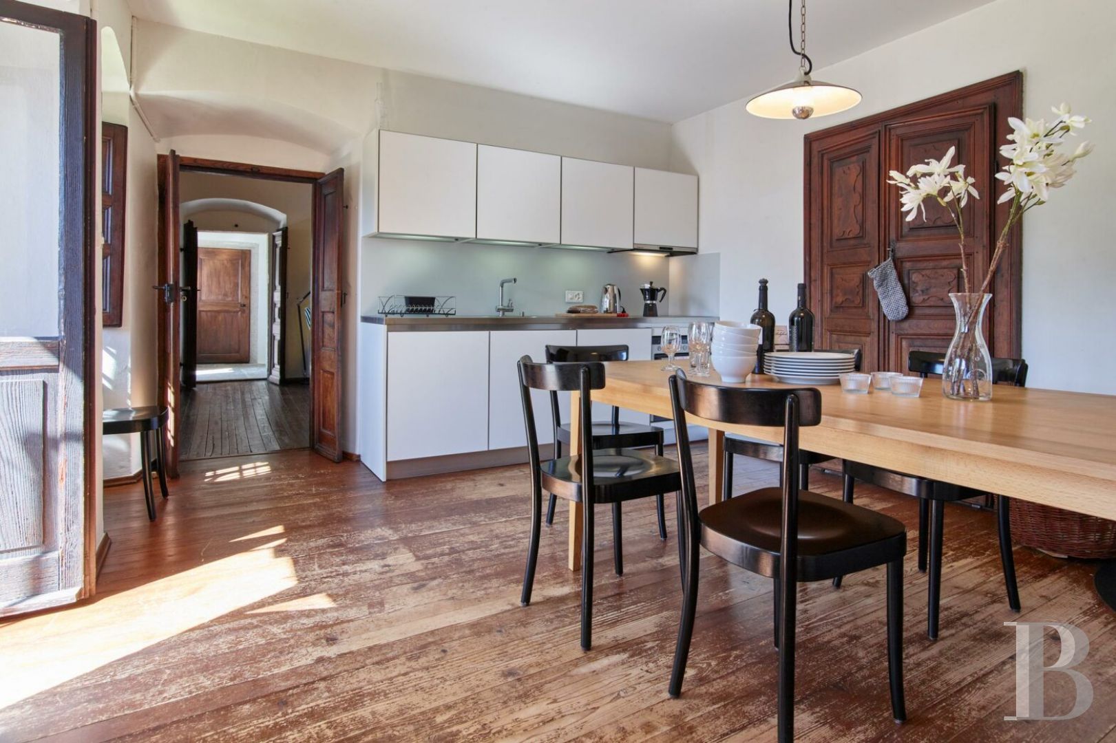 Dans le Tessin, non loin du lac Majeur,  une grande maison de village surplombant une vallée sauvage - photo  n°5