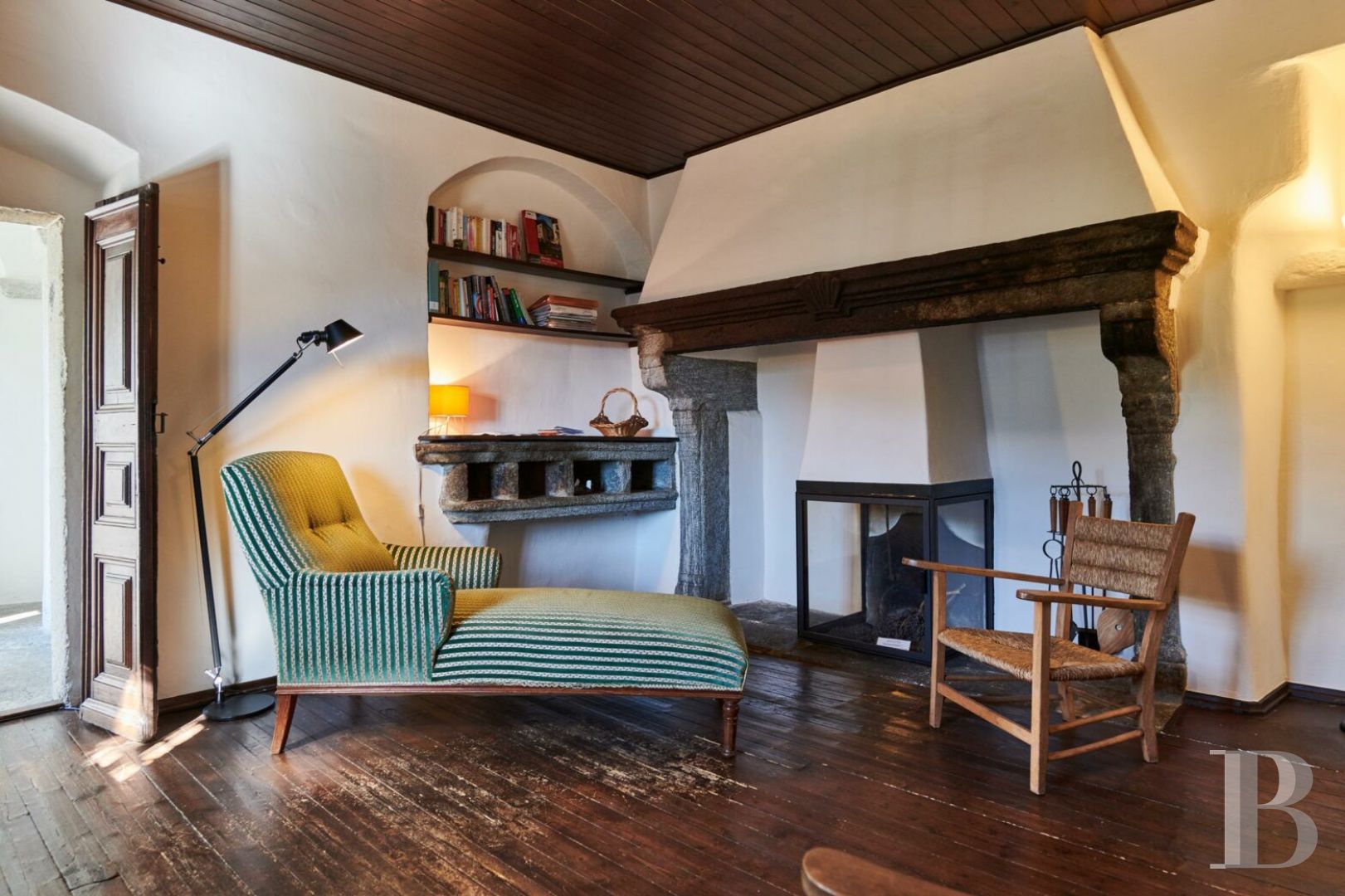 Dans le Tessin, non loin du lac Majeur,  une grande maison de village surplombant une vallée sauvage - photo  n°4