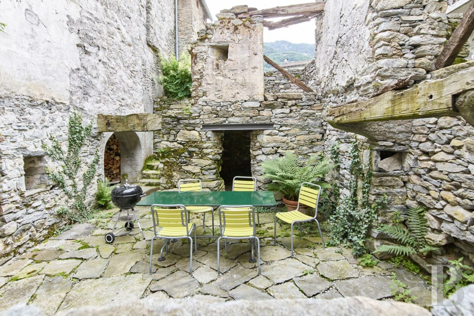 Dans le Tessin, non loin du lac Majeur,  une grande maison de village surplombant une vallée sauvage - photo  n°7