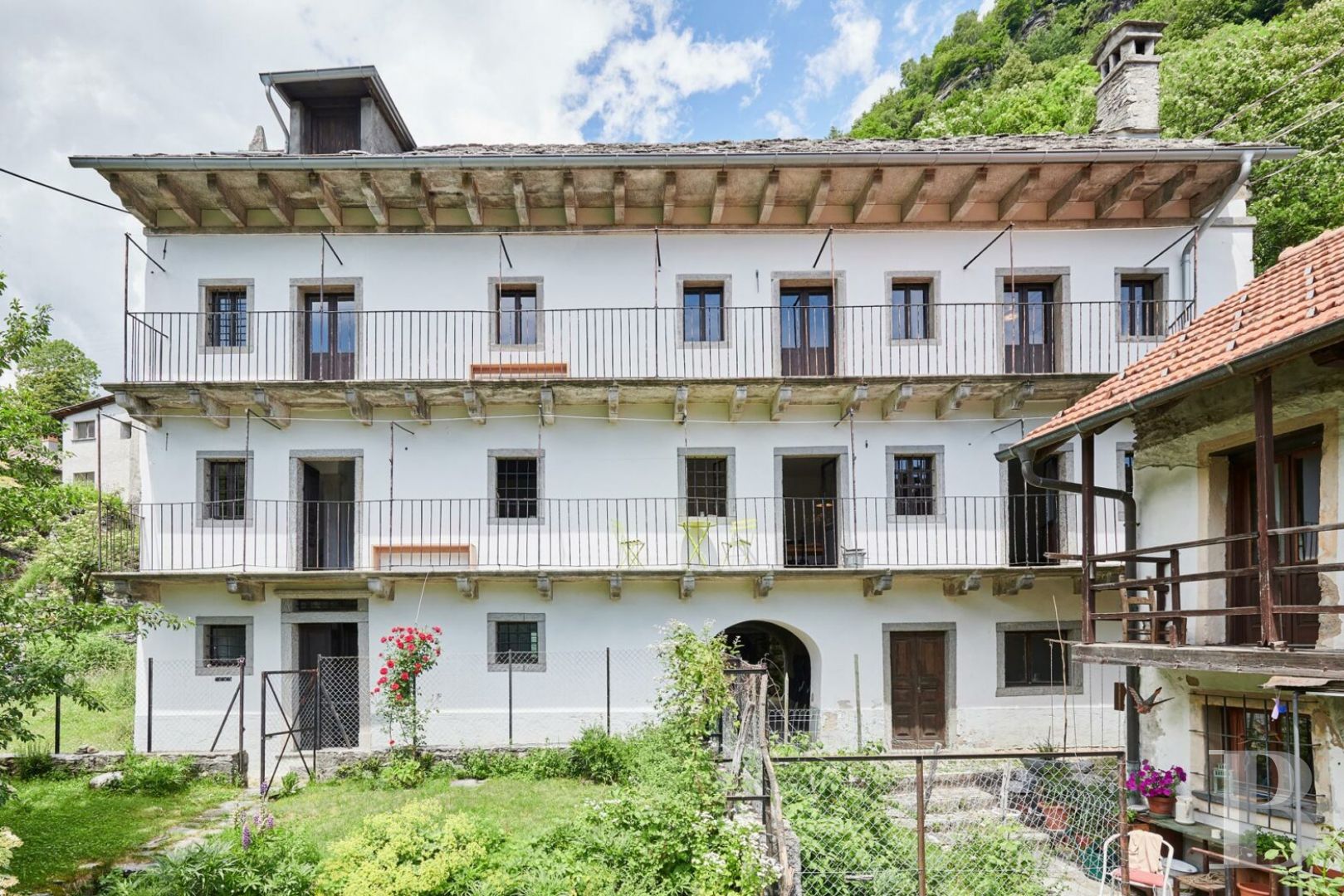 Dans le Tessin, non loin du lac Majeur,  une grande maison de village surplombant une vallée sauvage - photo  n°1