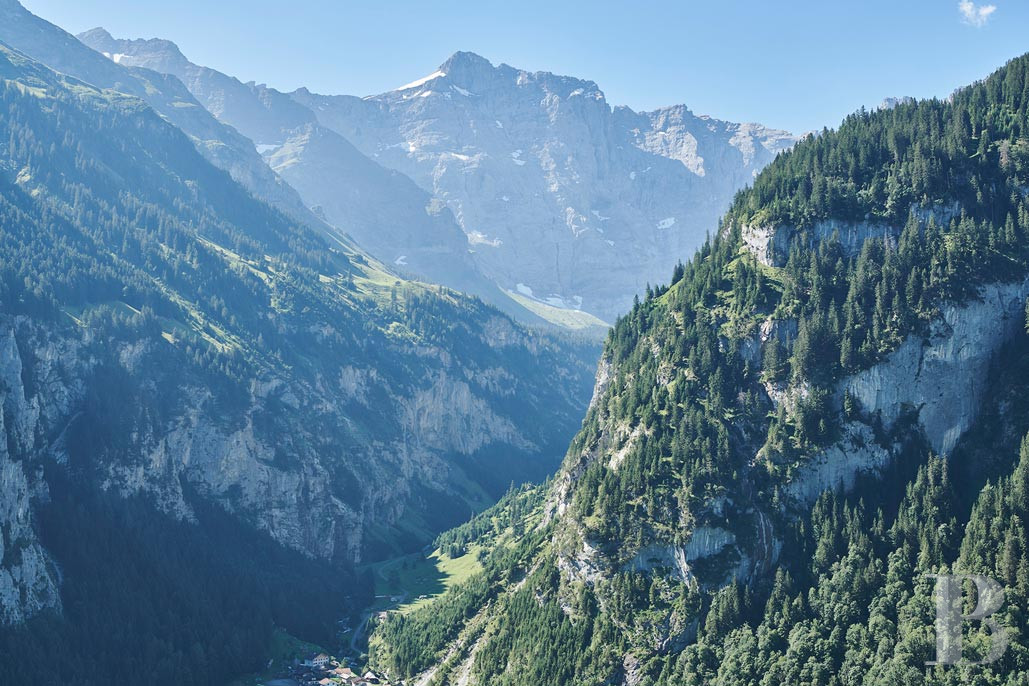 Au creux de la vallée de la Schächen, dans le canton suisse d’Uri, une ancienne ferme du 15e siècle transformée en gîte - photo  n°2