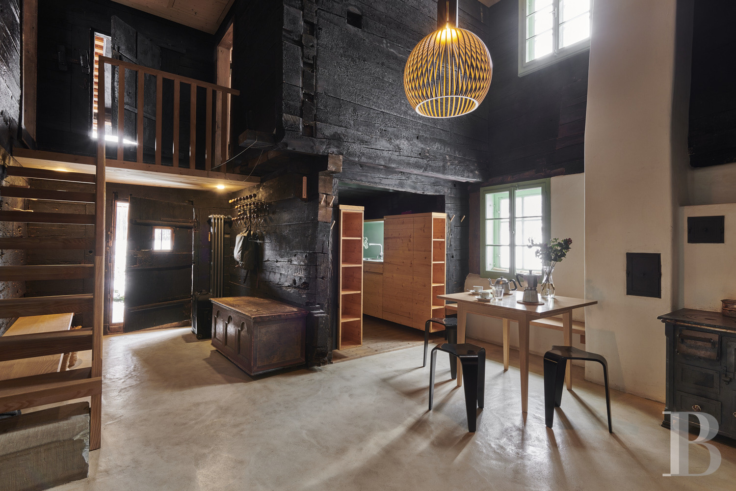 Au creux de la vallée de la Schächen, dans le canton suisse d’Uri, une ancienne ferme du 15e siècle transformée en gîte - photo  n°4