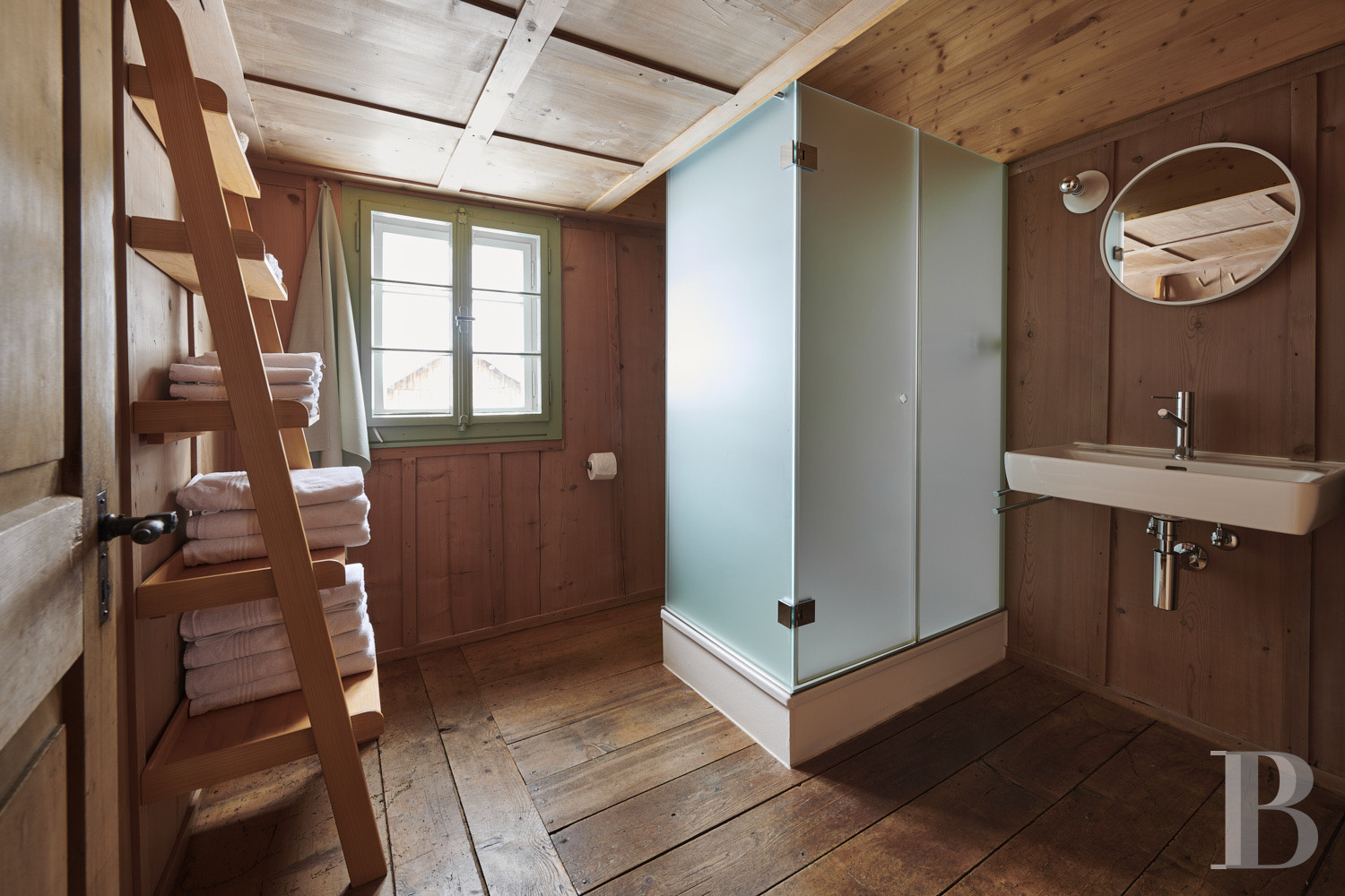 Au creux de la vallée de la Schächen, dans le canton suisse d’Uri, une ancienne ferme du 15e siècle transformée en gîte - photo  n°12