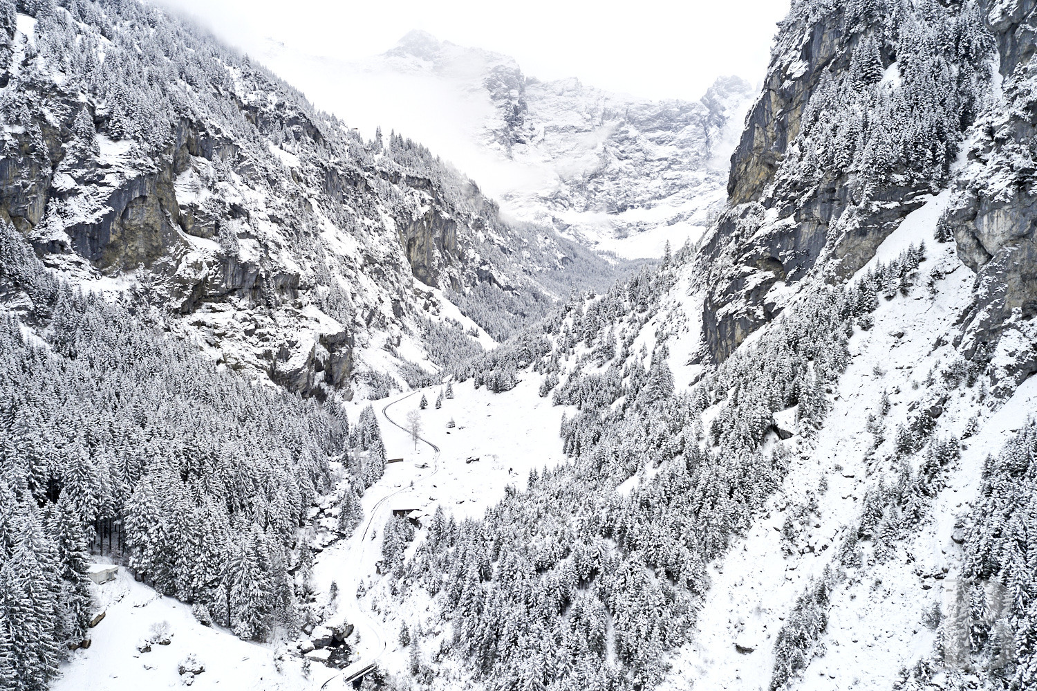 Au creux de la vallée de la Schächen, dans le canton suisse d’Uri, une ancienne ferme du 15e siècle transformée en gîte - photo  n°18