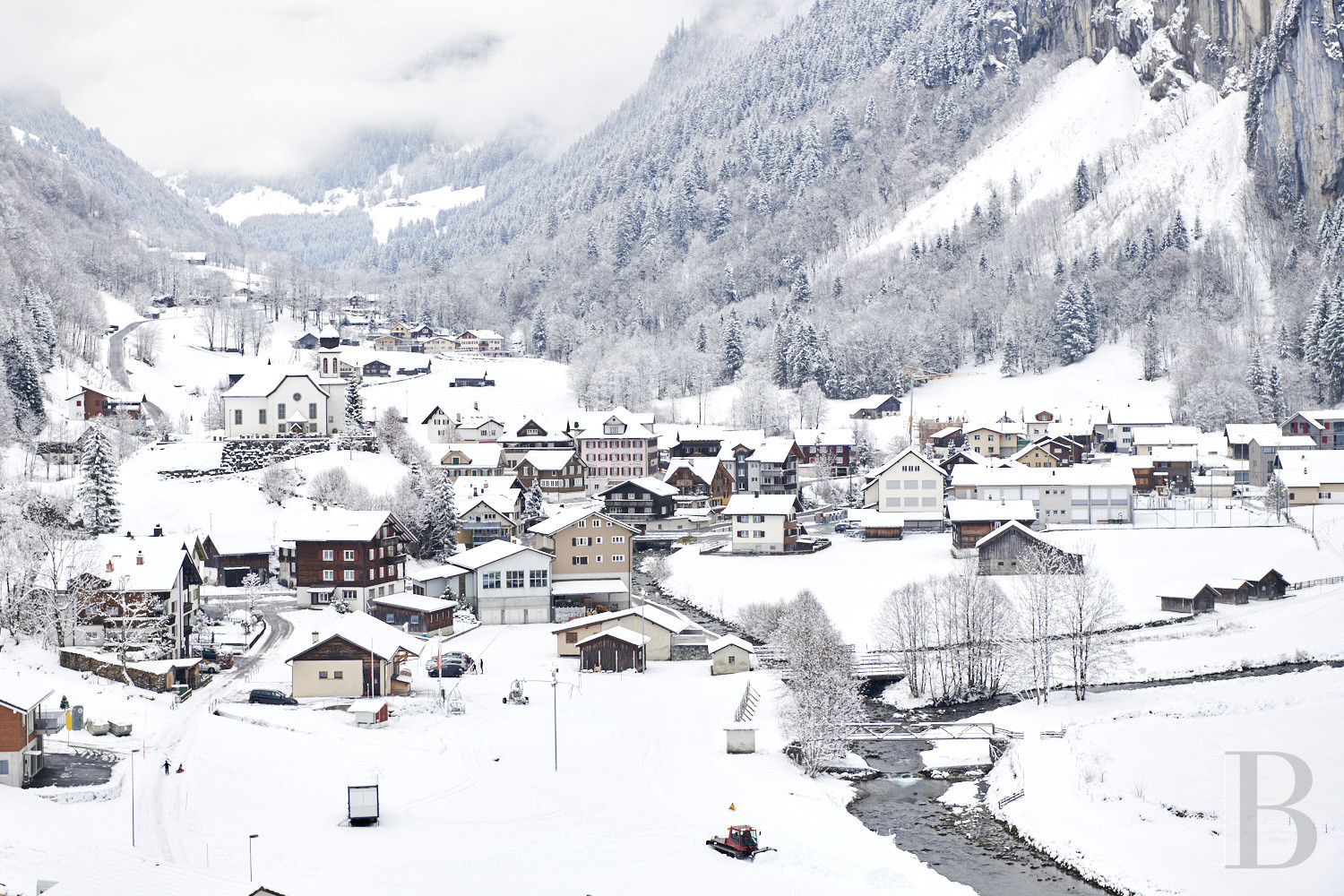 Au creux de la vallée de la Schächen, dans le canton suisse d’Uri, une ancienne ferme du 15e siècle transformée en gîte - photo  n°17