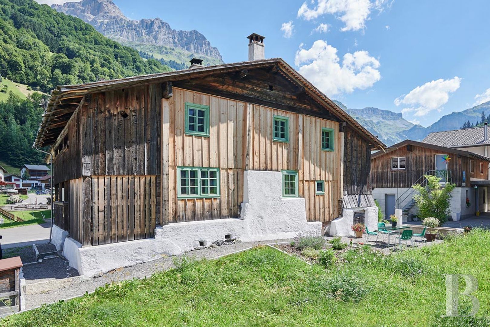 Au creux de la vallée de la Schächen, dans le canton suisse d’Uri, une ancienne ferme du 15e siècle transformée en gîte - photo  n°1