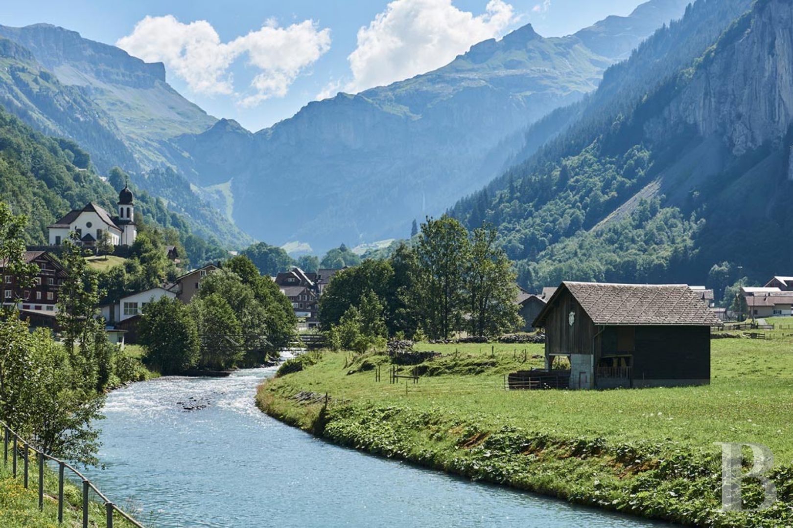 Au creux de la vallée de la Schächen, dans le canton suisse d’Uri, une ancienne ferme du 15e siècle transformée en gîte - photo  n°3