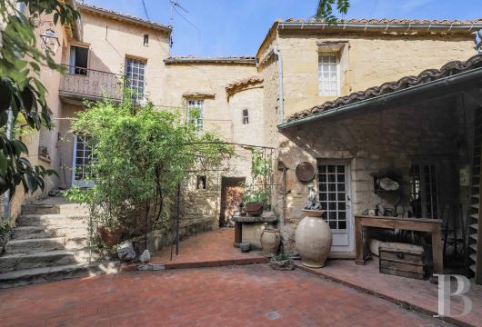 languedoc-roussillon - À Montaren-et-Saint-Médiers, au cœur du village, une demeure ancienne, sa cour intérieure et sa maison annexe