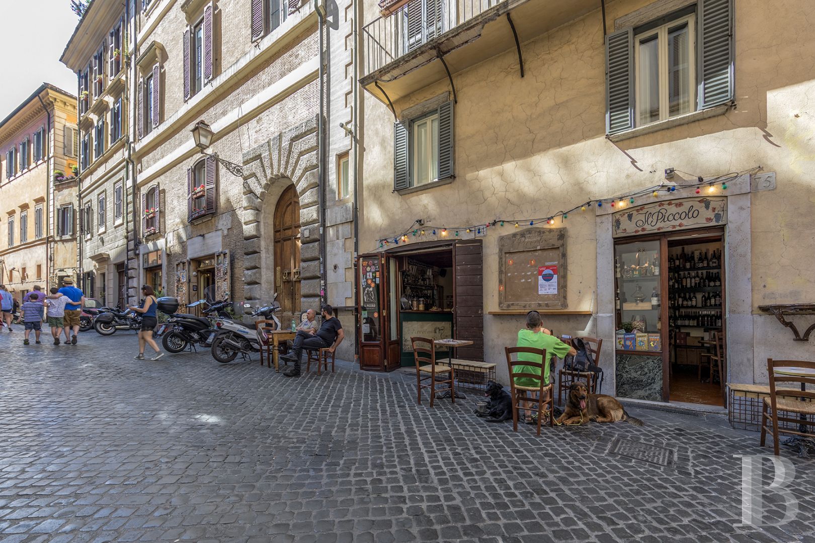 À Rome, tout près de la place Navone,  un appartement dans un palazzo du 16e siècle - photo  n°2