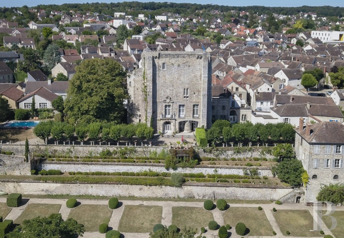 À Moret-sur-Loing, au sud de Fontainebleau, un ancien donjon royal du 12e siècle habité d’un rêve néo-gothique - photo  n°4