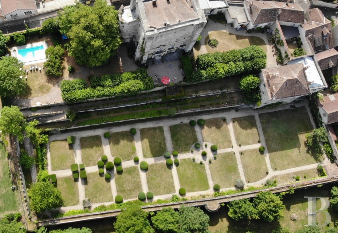 À Moret-sur-Loing, au sud de Fontainebleau, un ancien donjon royal du 12e siècle habité d’un rêve néo-gothique - photo  n°3