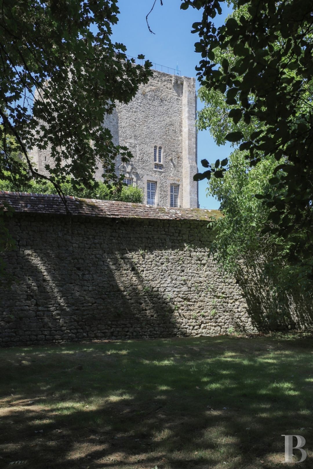 À Moret-sur-Loing, au sud de Fontainebleau, un ancien donjon royal du 12e siècle habité d’un rêve néo-gothique - photo  n°22