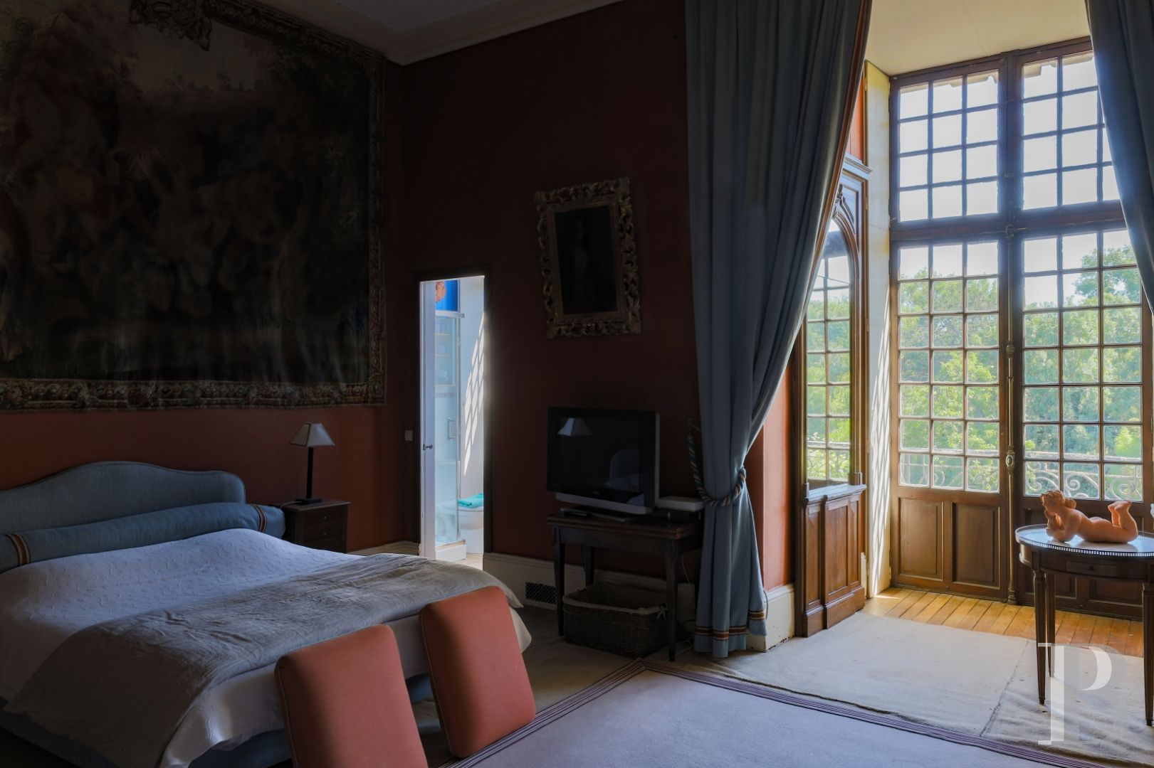 À Moret-sur-Loing, au sud de Fontainebleau, un ancien donjon royal du 12e siècle habité d’un rêve néo-gothique - photo  n°13