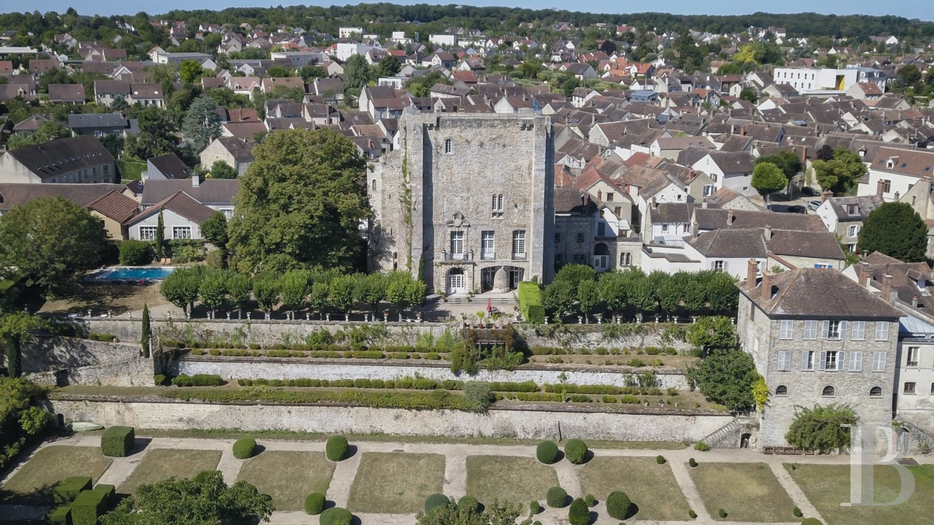 À Moret-sur-Loing, au sud de Fontainebleau, un ancien donjon royal du 12e siècle habité d’un rêve néo-gothique - photo  n°4