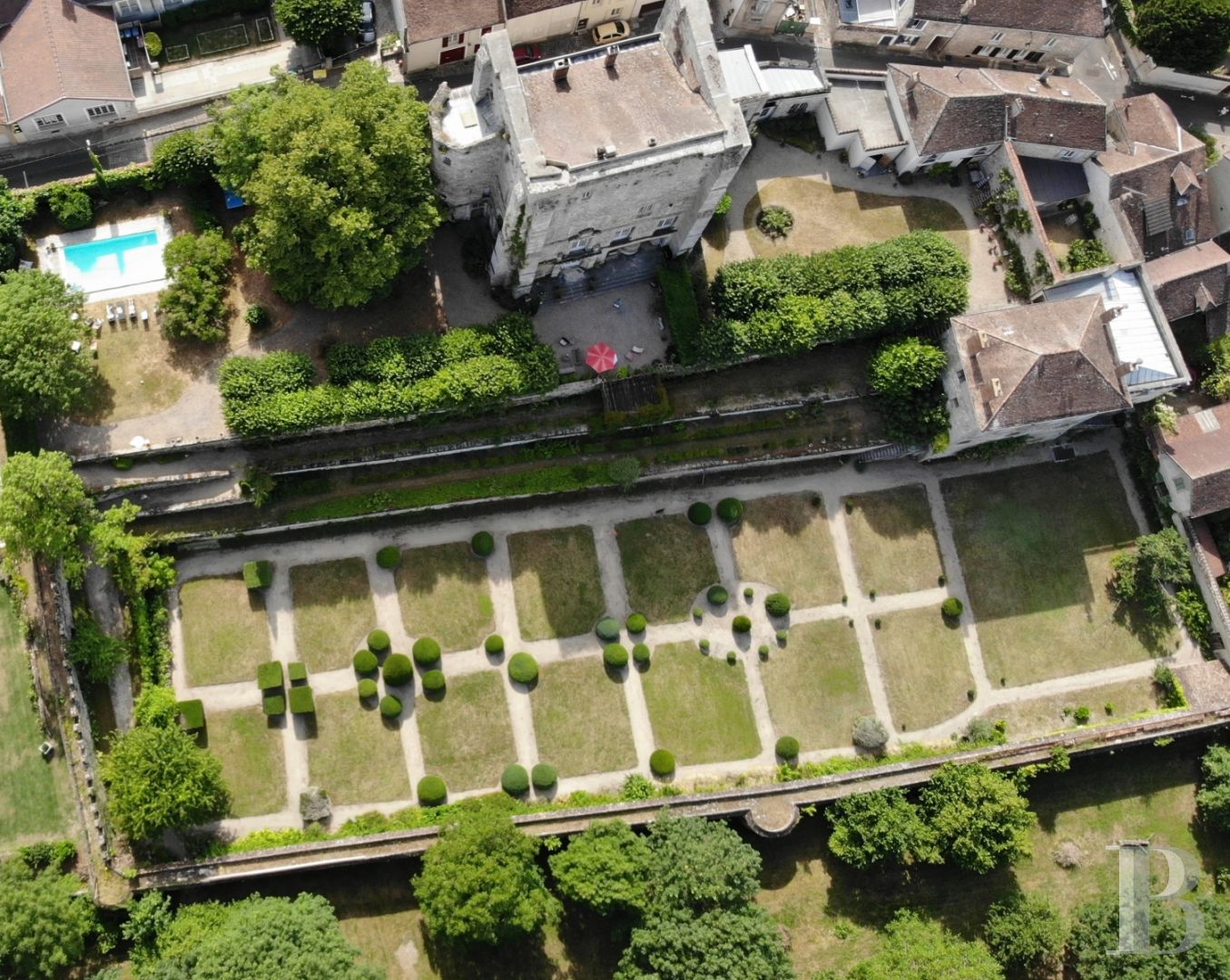 À Moret-sur-Loing, au sud de Fontainebleau, un ancien donjon royal du 12e siècle habité d’un rêve néo-gothique - photo  n°3