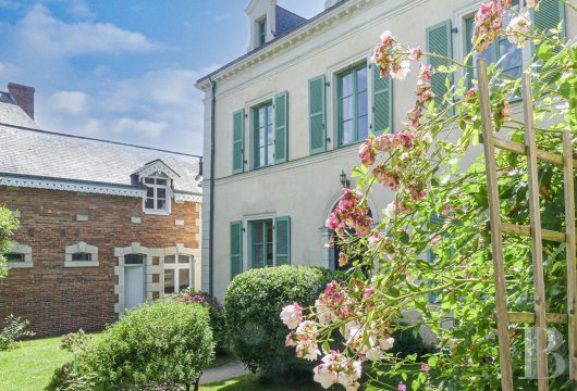 pays-de-loire - A 19th century house, with a garden and outbuildings, in a town to the south of the Mayenne department 