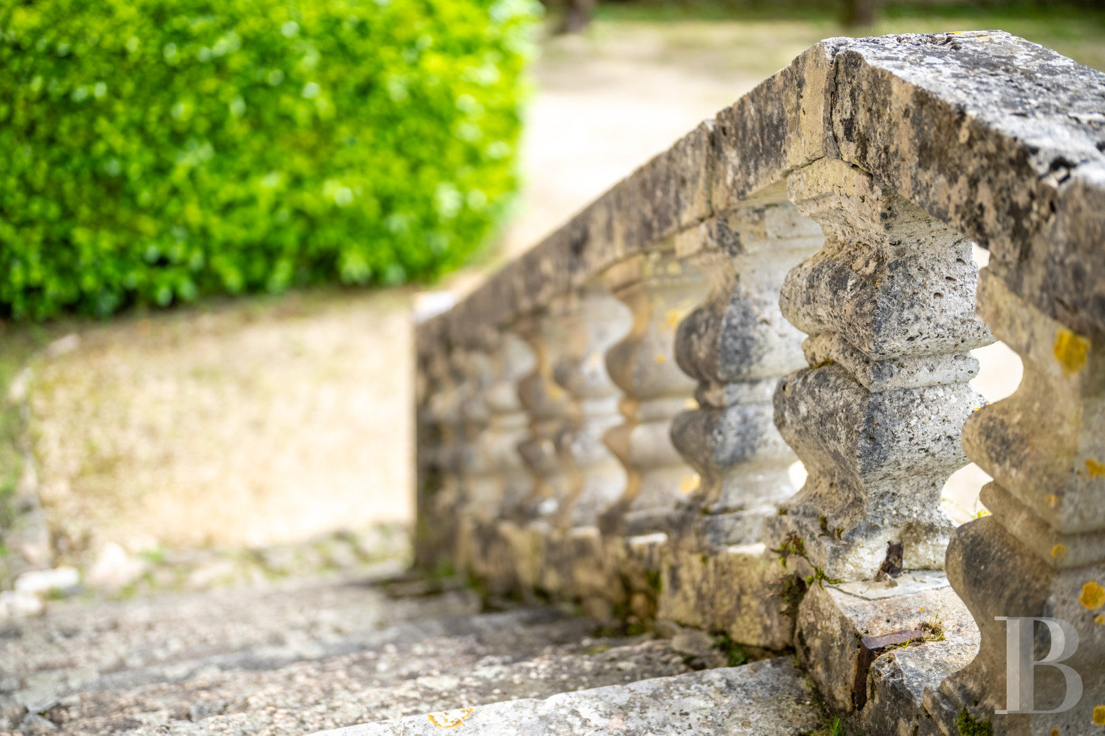 An elegant 17th century chateau with a park stretching for as far as the eye can see between Périgueux and Limoges, in the north of the Dordogne - photo  n°47