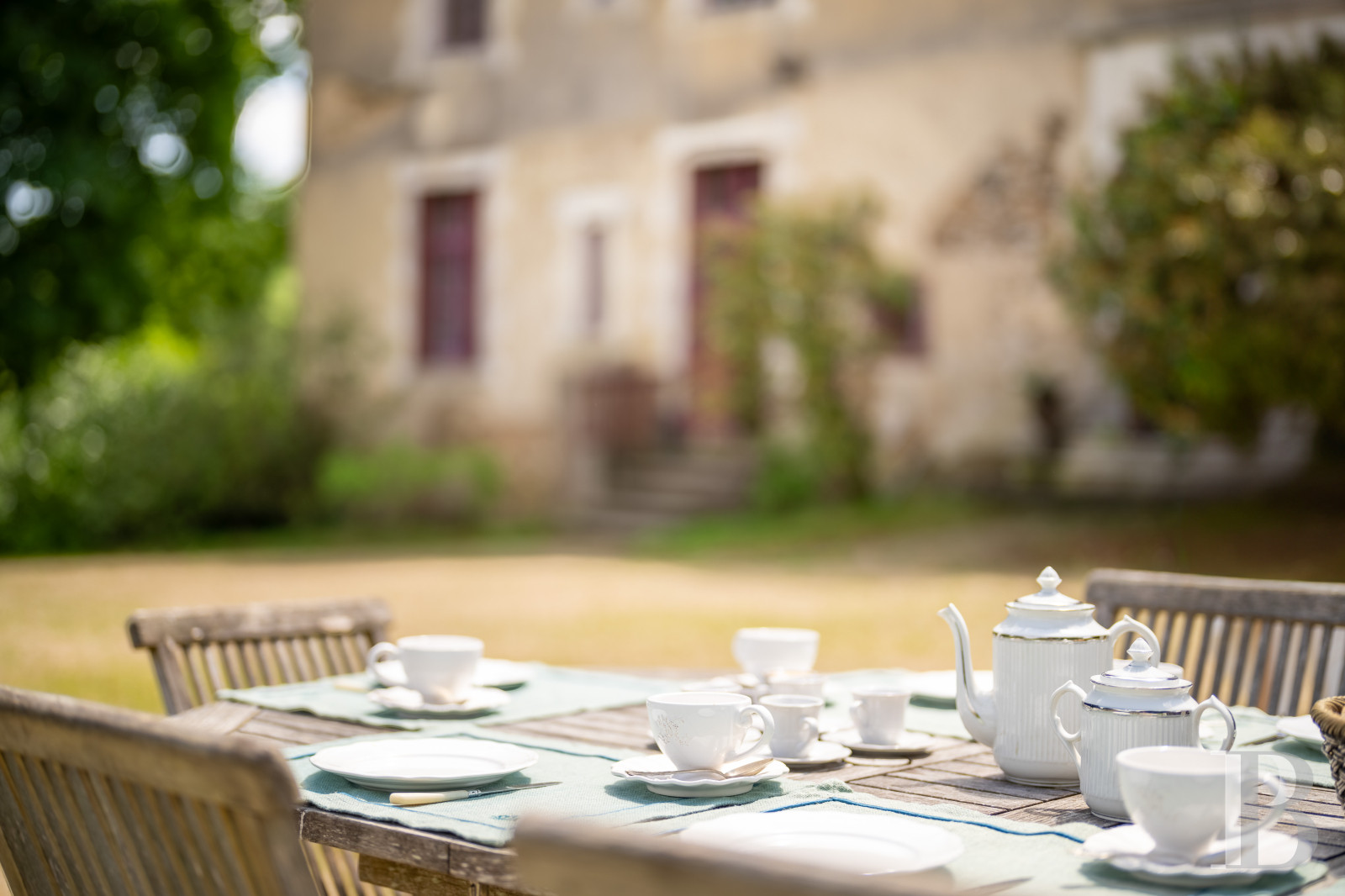 An elegant 17th century chateau with a park stretching for as far as the eye can see between Périgueux and Limoges, in the north of the Dordogne - photo  n°61