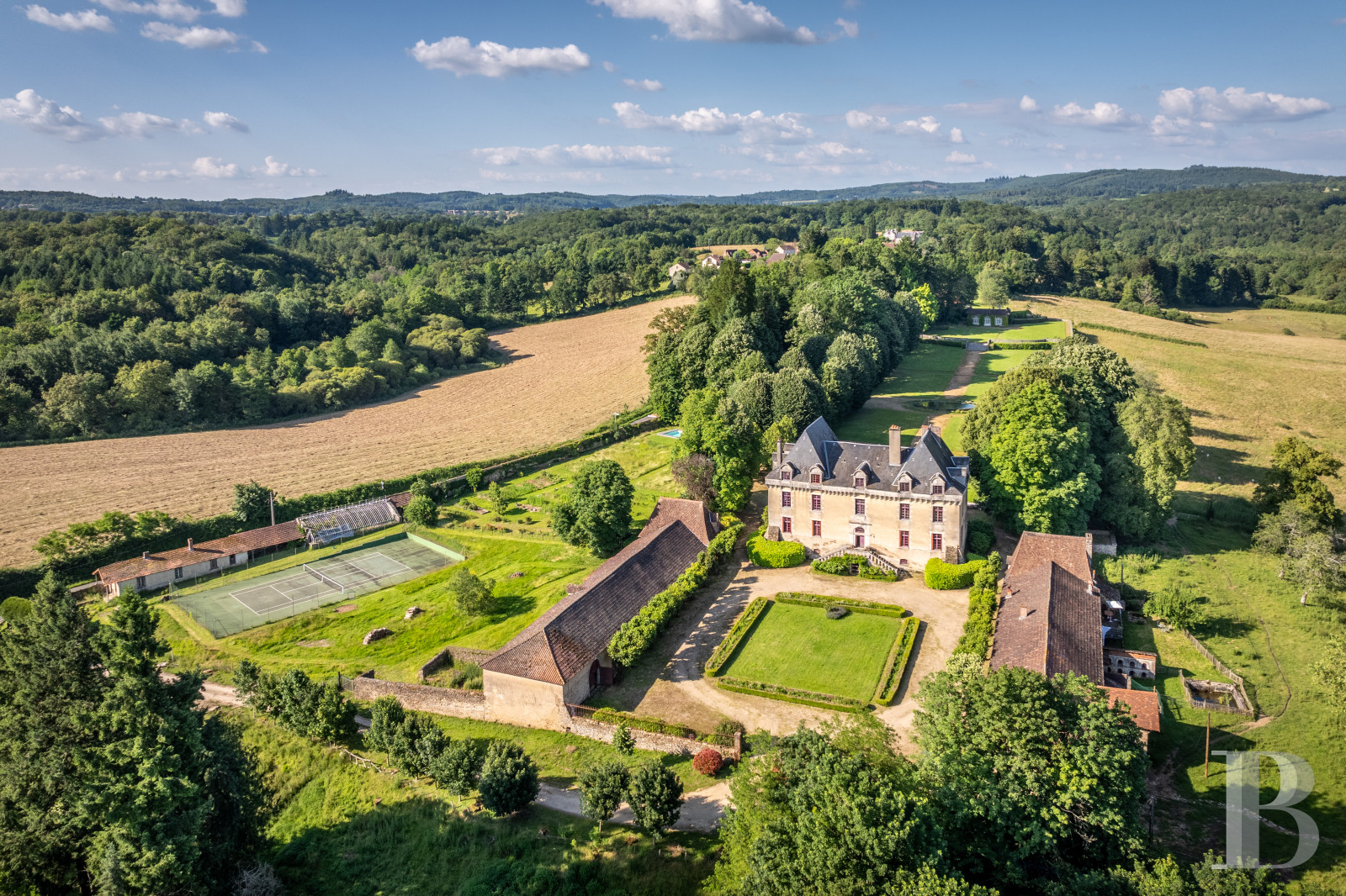 An elegant 17th century chateau with a park stretching for as far as the eye can see between Périgueux and Limoges, in the north of the Dordogne - photo  n°1