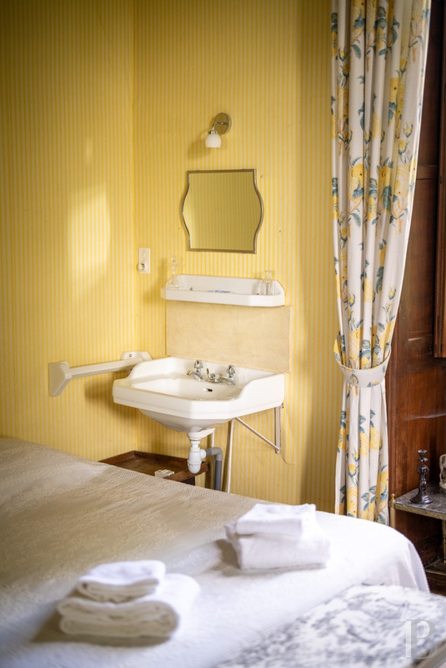 An elegant 17th century chateau with a park stretching for as far as the eye can see between Périgueux and Limoges, in the north of the Dordogne - photo  n°29