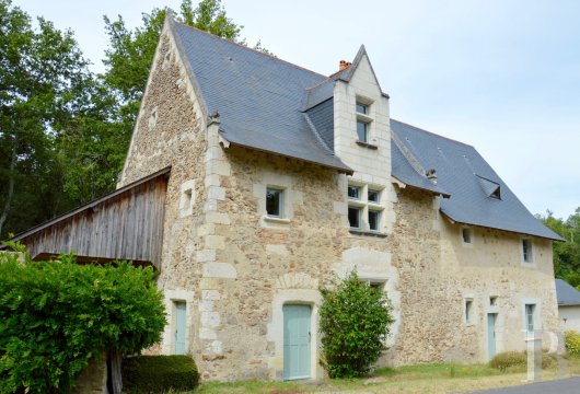 pays-de-loire - A listed, 15th &17th century house, with an outbuilding and a garden, in the undulating, wooded countryside of the Anjou region