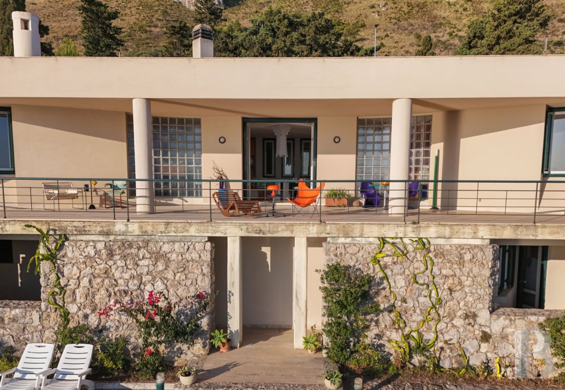 A modernist-inspired house set over the sea to the east of Palermo in Sicily - photo  n°29