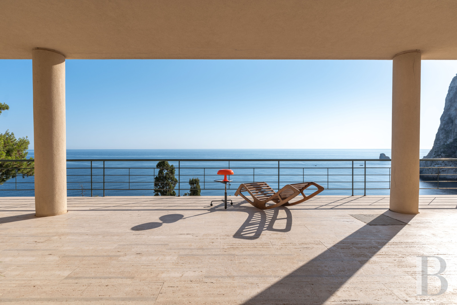 En Sicile, à l’est de Palerme, une maison d’inspiration moderniste en balcon sur la mer - photo  n°7