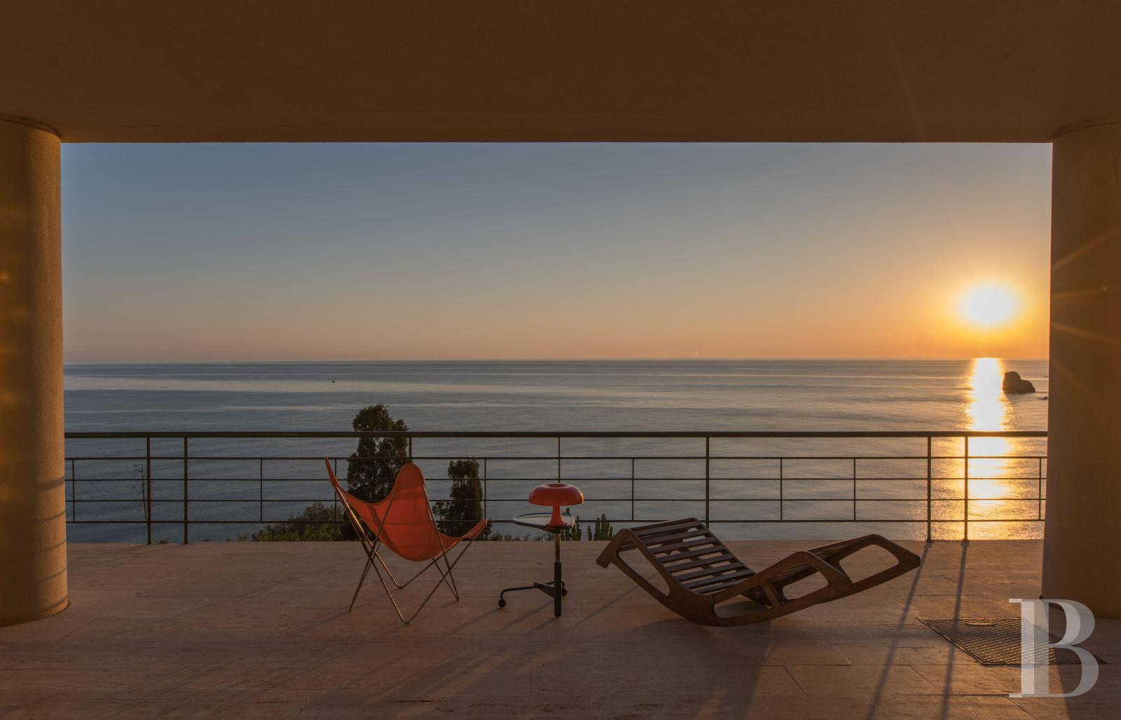 En Sicile, à l’est de Palerme, une maison d’inspiration moderniste en balcon sur la mer - photo  n°34