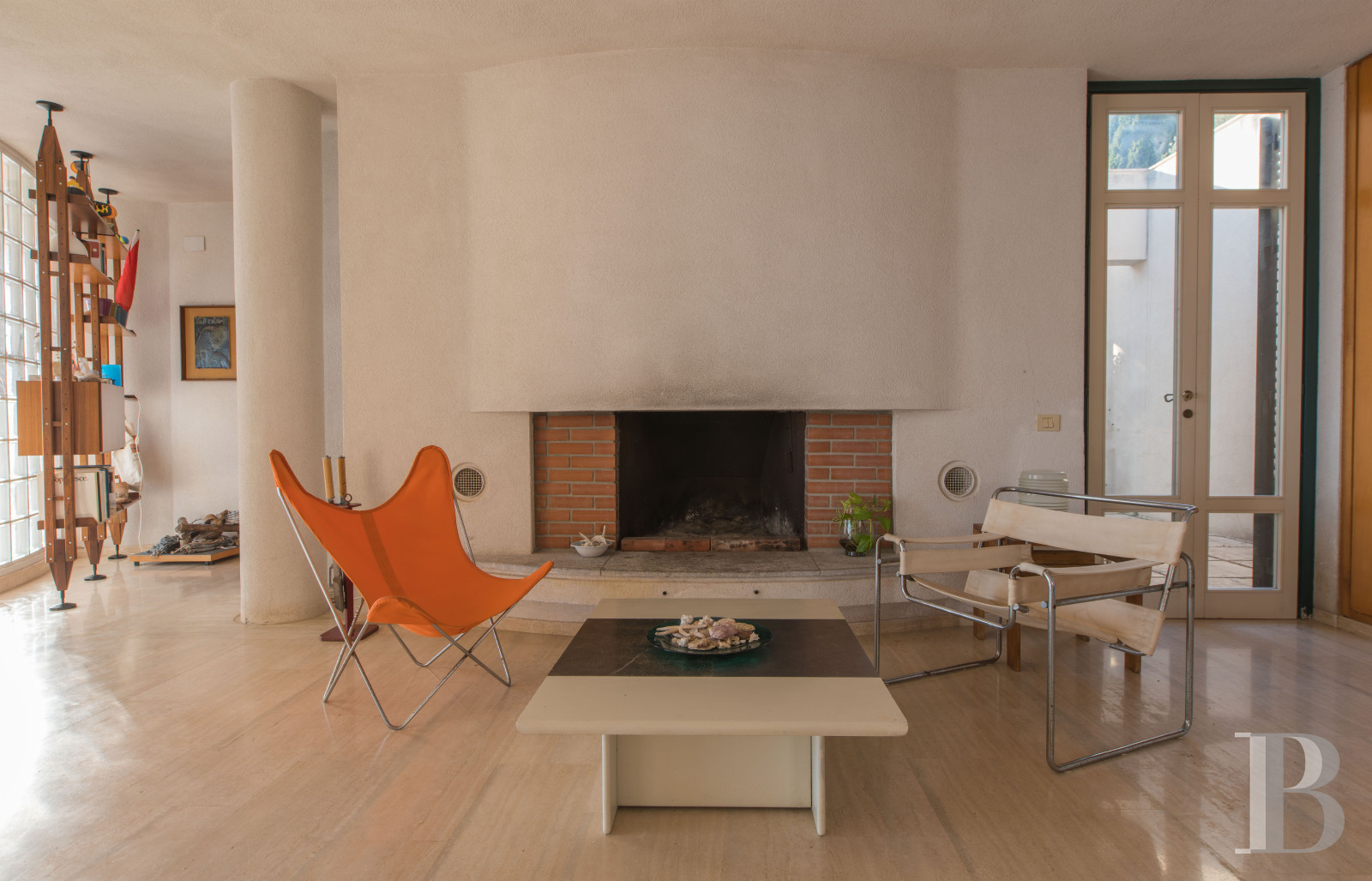 En Sicile, à l’est de Palerme, une maison d’inspiration moderniste en balcon sur la mer - photo  n°11