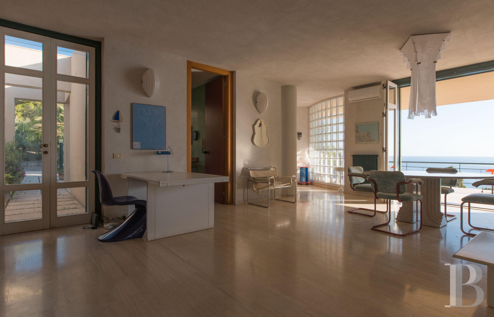 En Sicile, à l’est de Palerme, une maison d’inspiration moderniste en balcon sur la mer - photo  n°10