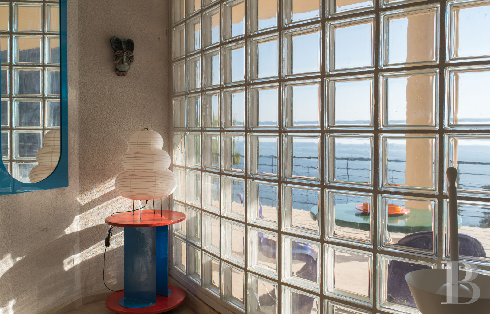 En Sicile, à l’est de Palerme, une maison d’inspiration moderniste en balcon sur la mer - photo  n°9