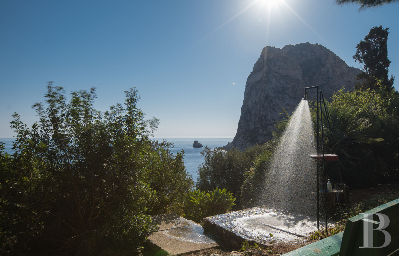 En Sicile, à l’est de Palerme, une maison d’inspiration moderniste en balcon sur la mer - photo  n°31