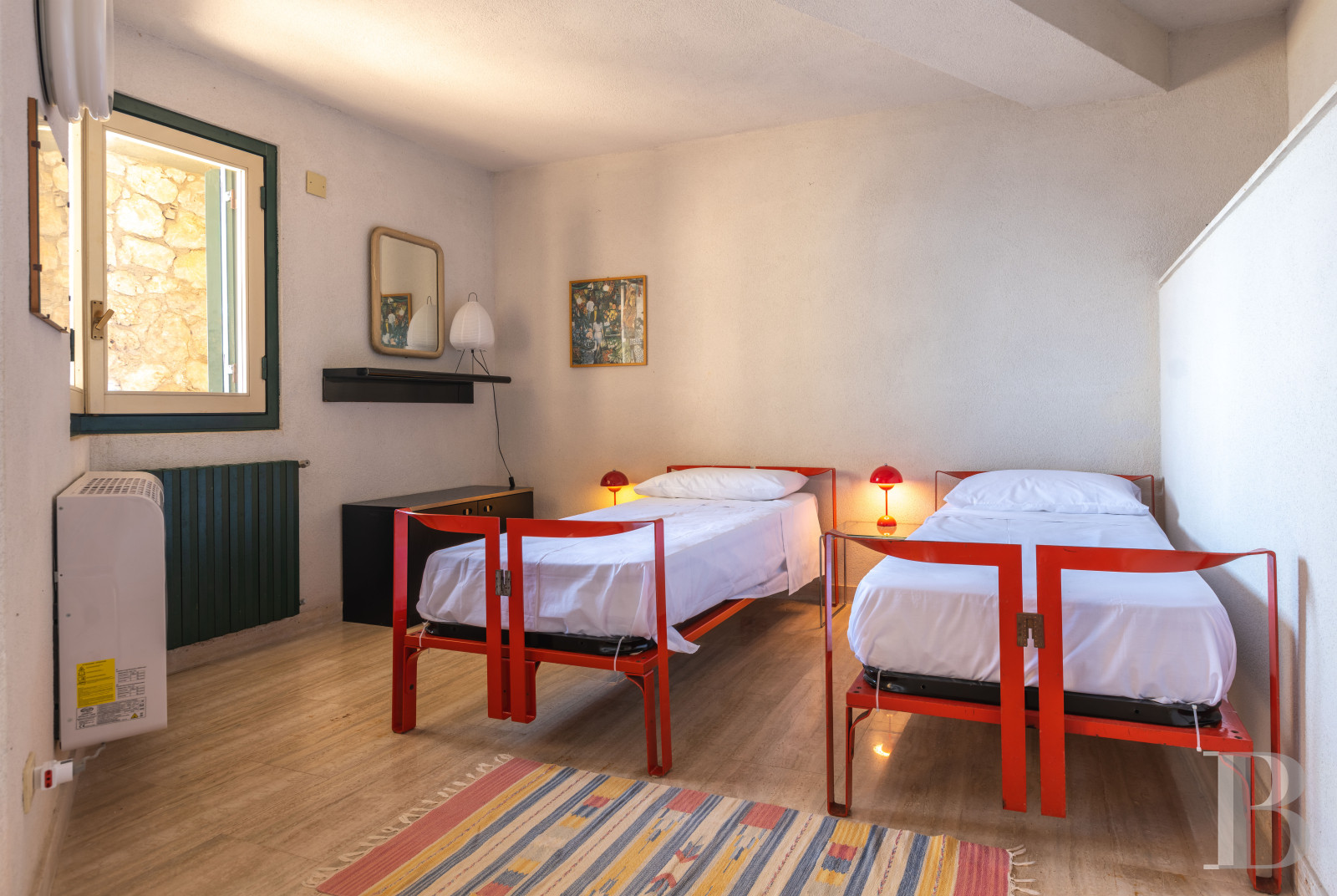 En Sicile, à l’est de Palerme, une maison d’inspiration moderniste en balcon sur la mer - photo  n°19