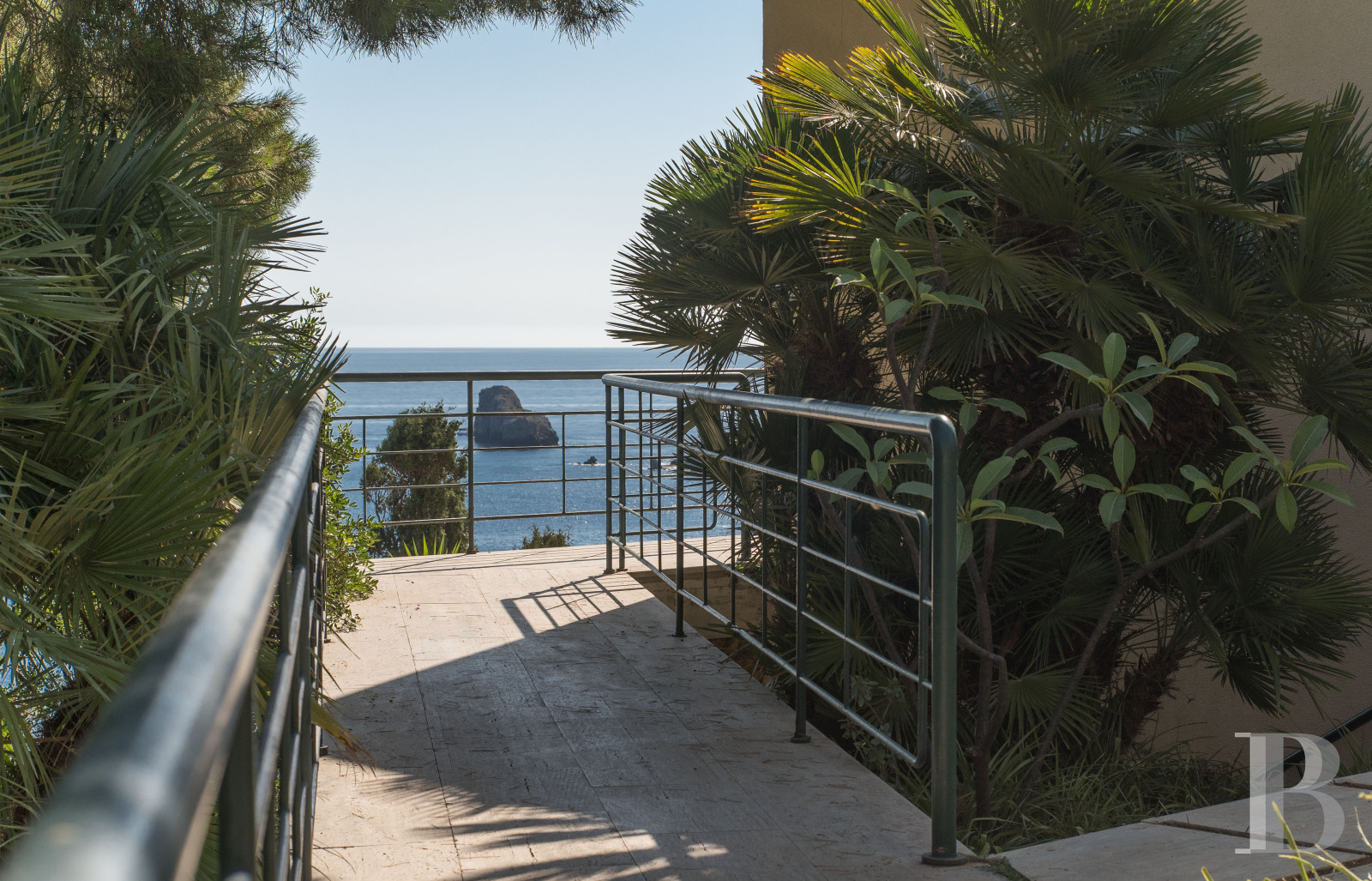 En Sicile, à l’est de Palerme, une maison d’inspiration moderniste en balcon sur la mer - photo  n°26