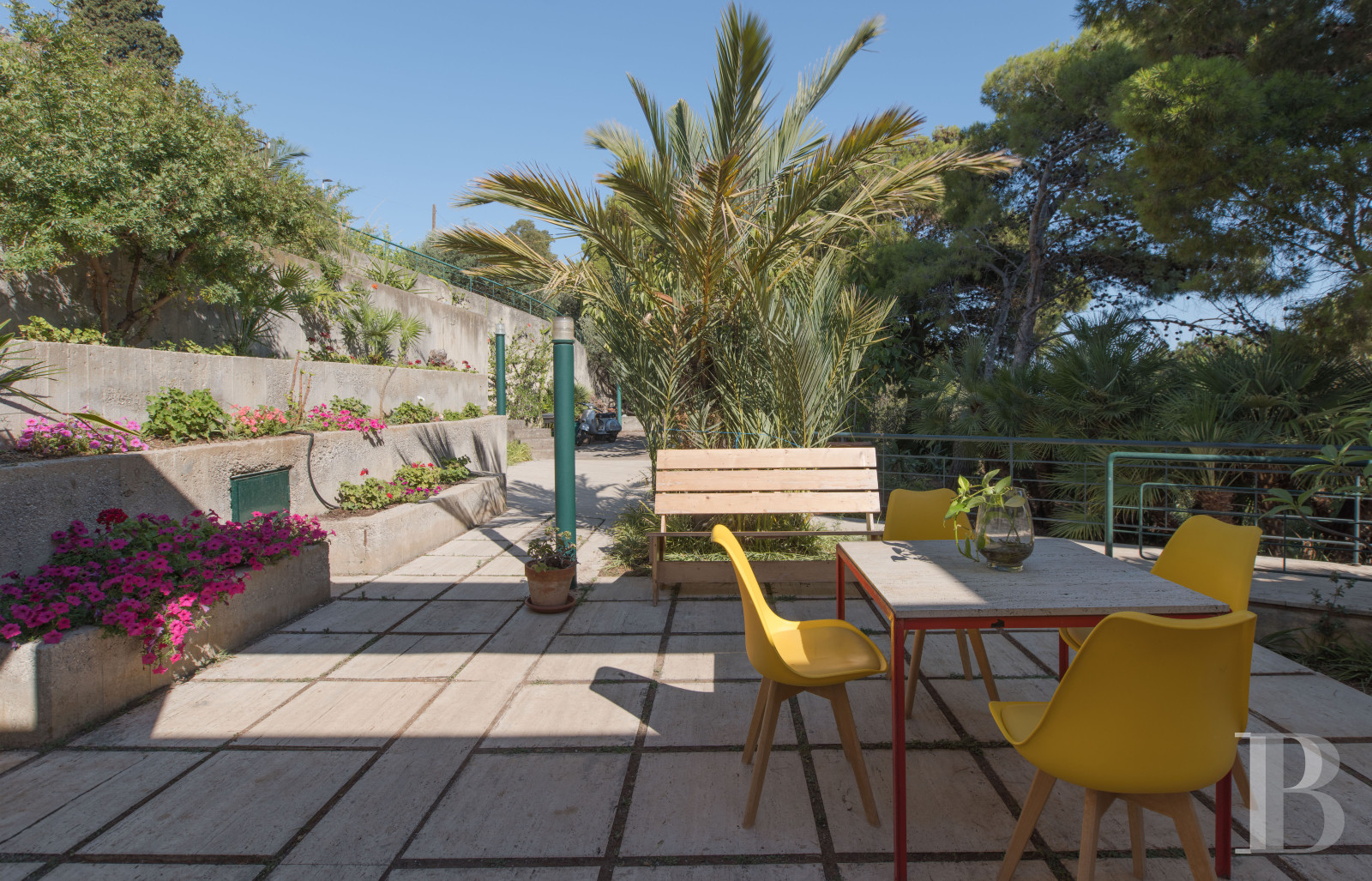 En Sicile, à l’est de Palerme, une maison d’inspiration moderniste en balcon sur la mer - photo  n°13