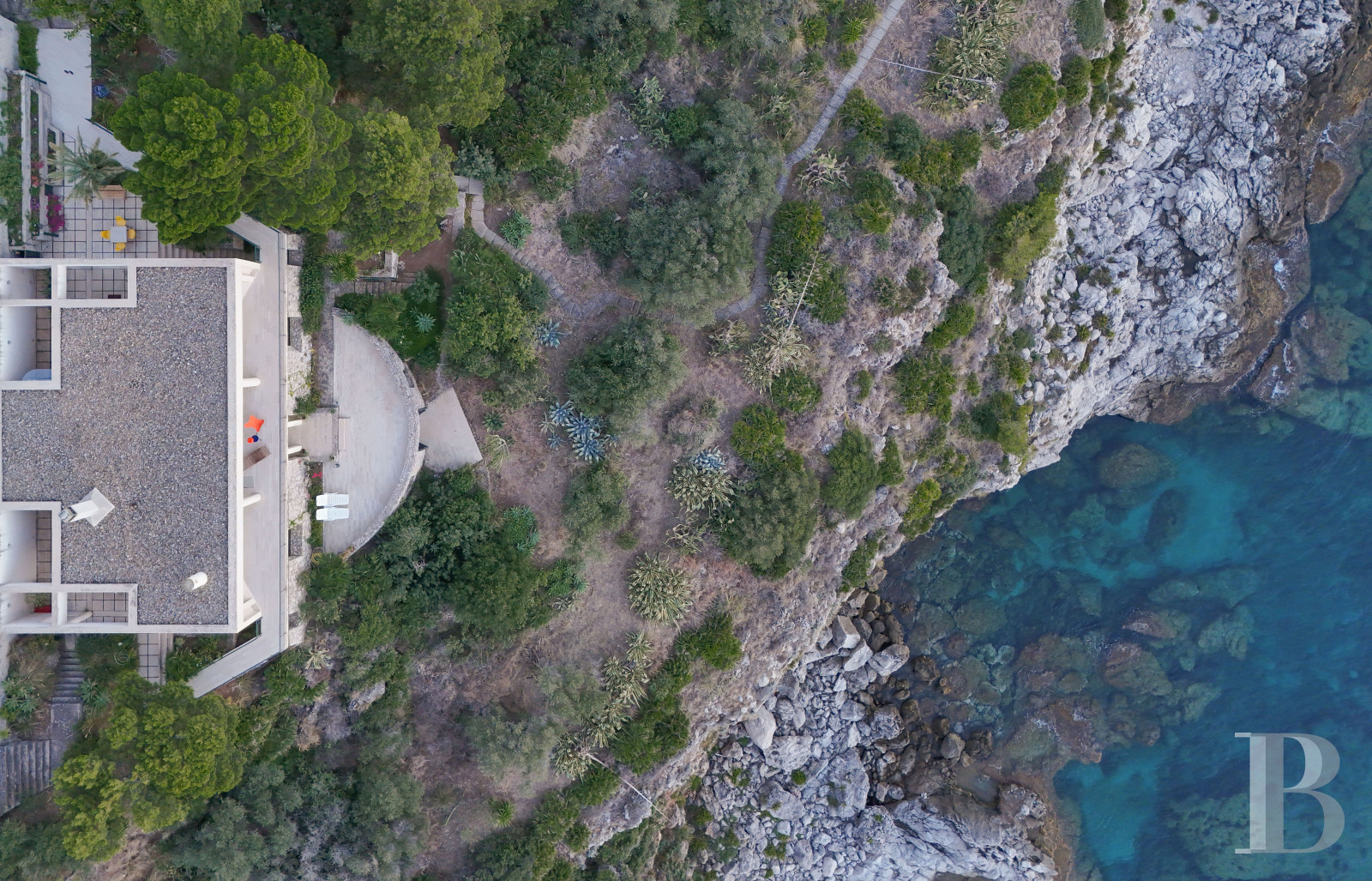 En Sicile, à l’est de Palerme, une maison d’inspiration moderniste en balcon sur la mer - photo  n°3