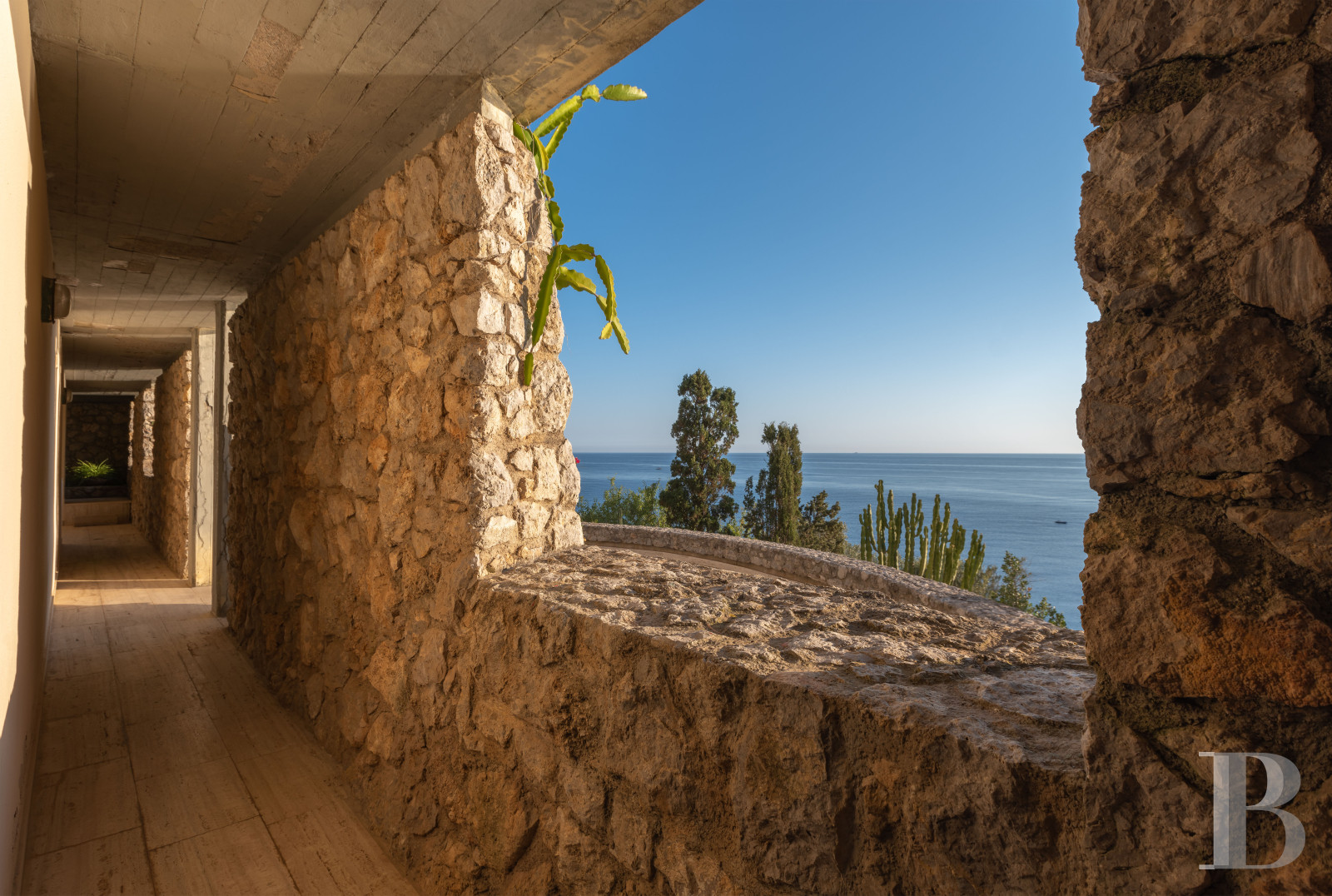 En Sicile, à l’est de Palerme, une maison d’inspiration moderniste en balcon sur la mer - photo  n°30