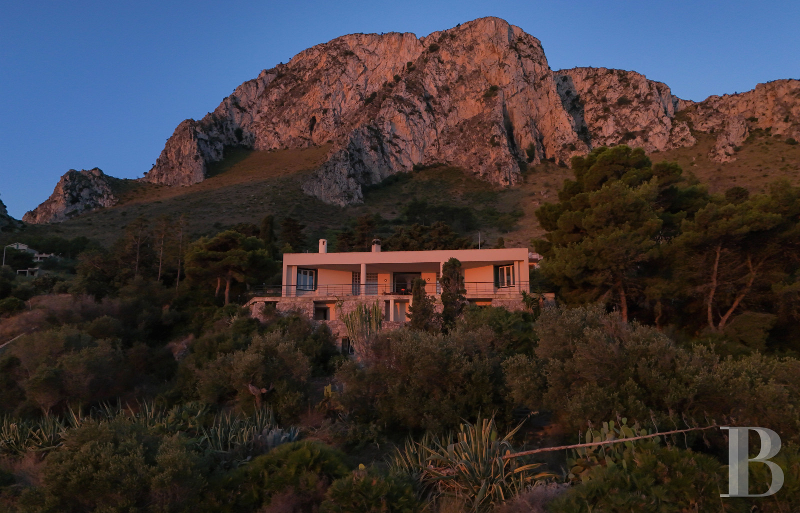 En Sicile, à l’est de Palerme, une maison d’inspiration moderniste en balcon sur la mer - photo  n°35