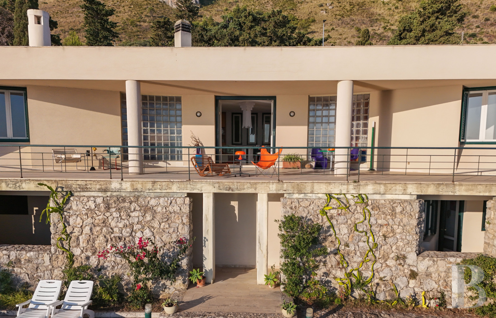 En Sicile, à l’est de Palerme, une maison d’inspiration moderniste en balcon sur la mer - photo  n°29