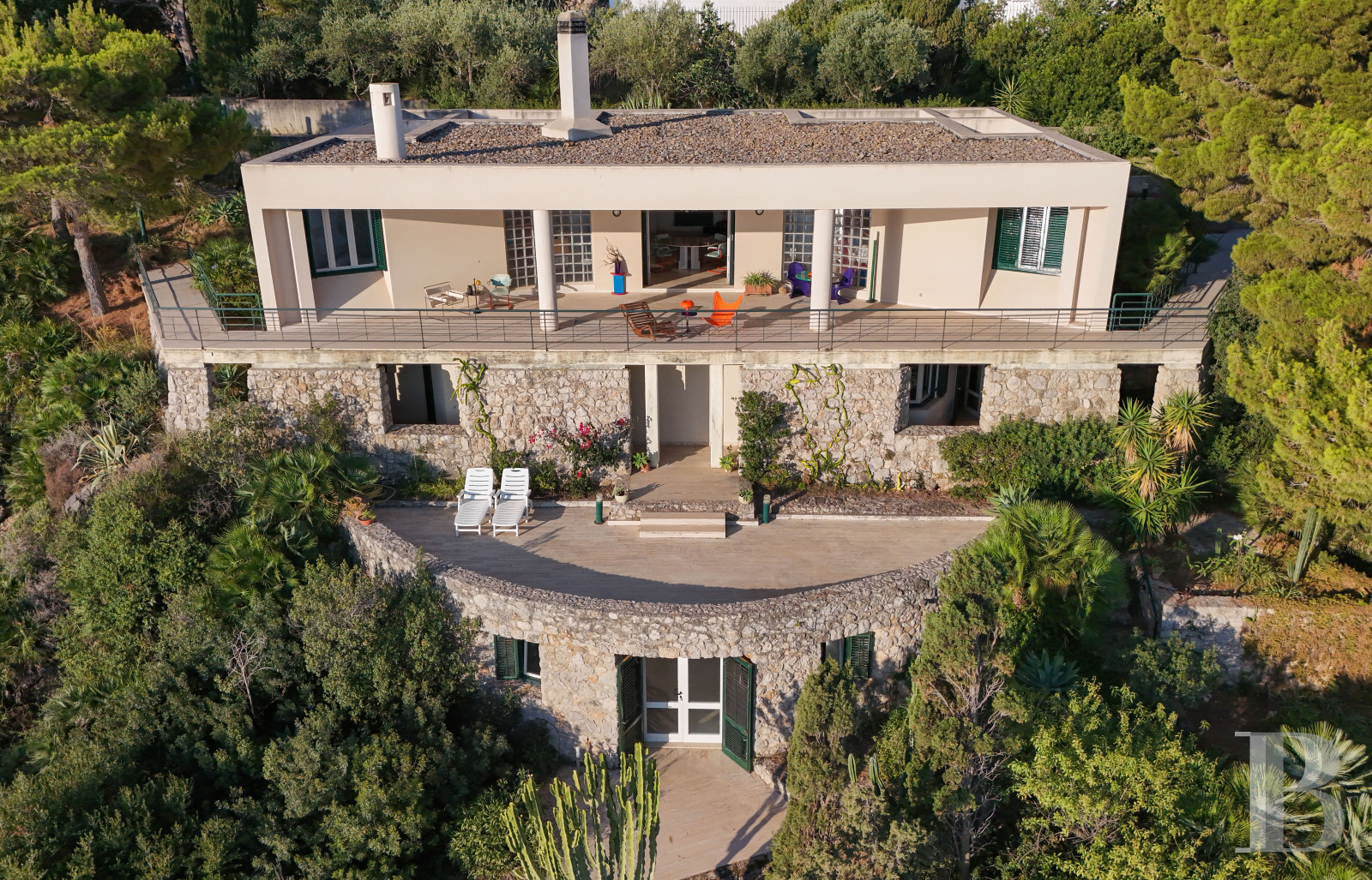 En Sicile, à l’est de Palerme, une maison d’inspiration moderniste en balcon sur la mer - photo  n°1